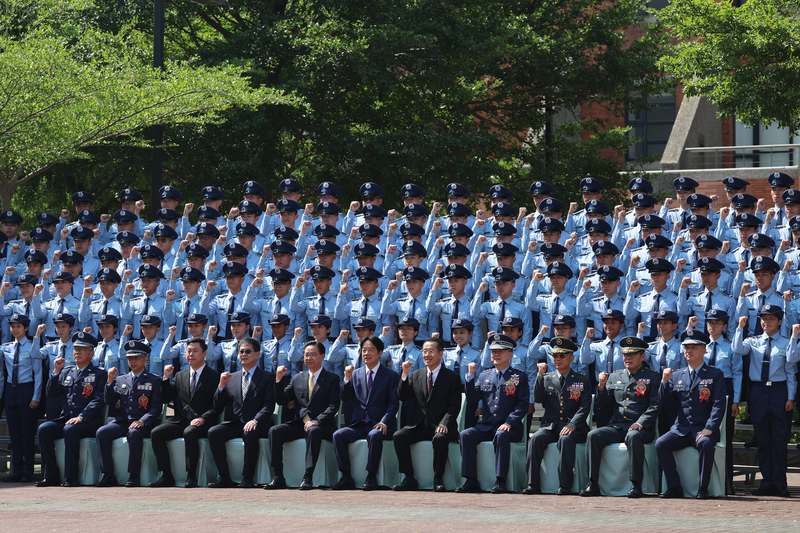 PD
賴總統與空軍航空技術學院新生合影（2）
總統賴清德（前排右6）12日上午前往陸軍專科學校
出席「114年三軍士官聯合開學典禮」，並依序與三
軍各分校新生合影。圖為賴總統與空軍航空技術學院
學新生合影。
中央社記者趙世勳攝　114年9月12日
