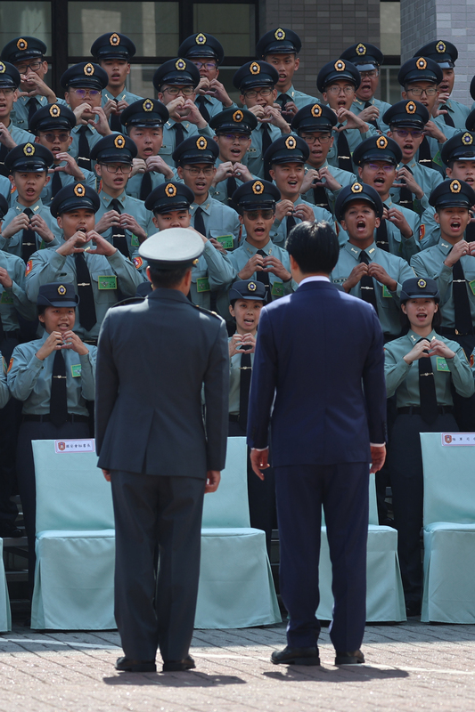 PD
賴總統出席三軍士官聯合開學典禮　新生熱情迎接
總統賴清德12日上午前往陸軍專科學校出席「114年
三軍士官聯合開學典禮」，並依序與三軍各分校新生
合影。圖為陸軍專科學校新生熱情比愛心迎接賴總
統。
中央社記者趙世勳攝　114年9月12日
