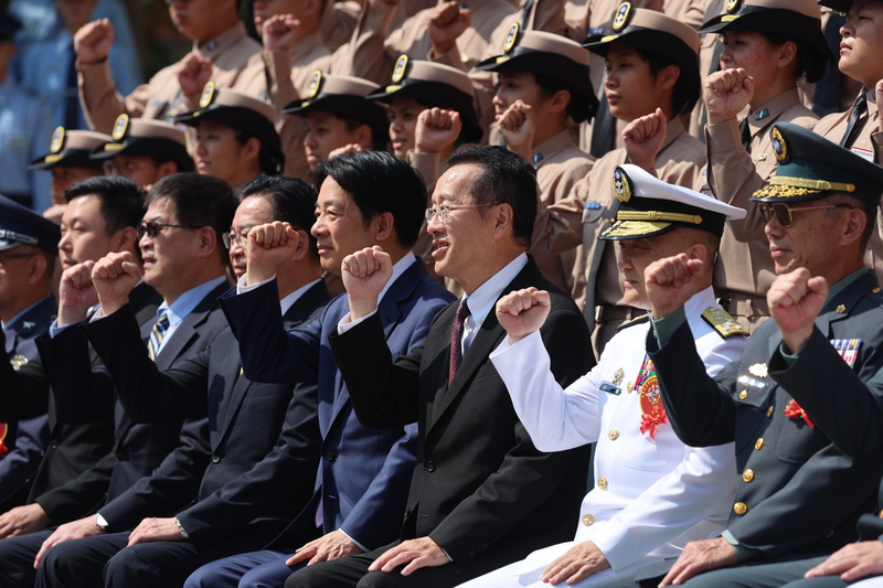 PD
賴總統與海軍官校二專班新生合影
總統賴清德（前排右4）12日上午在國防部長顧立雄
（前排右3）等人陪同下，前往陸軍專科學校出席
「114年三軍士官聯合開學典禮」，隨後依序與三軍
各分校新生合影。圖為賴總統與海軍官校二專班新生
一同振臂喊口號。
中央社記者趙世勳攝　114年9月12日
