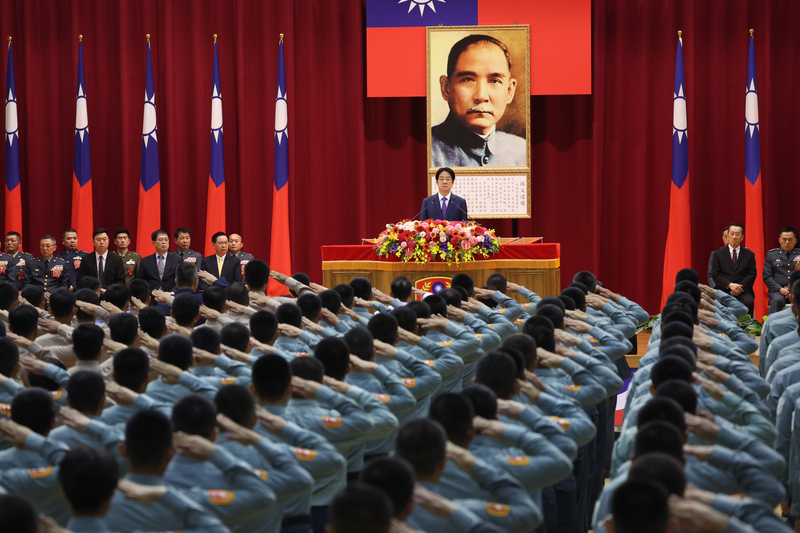 PD
三軍士官聯合開學典禮　新生向賴總統敬禮
總統賴清德（台上，立者）12日上午前往陸軍專科學
校出席114年三軍士官聯合開學典禮，台下新生向賴
總統行禮。
中央社記者趙世勳攝　114年9月12日
