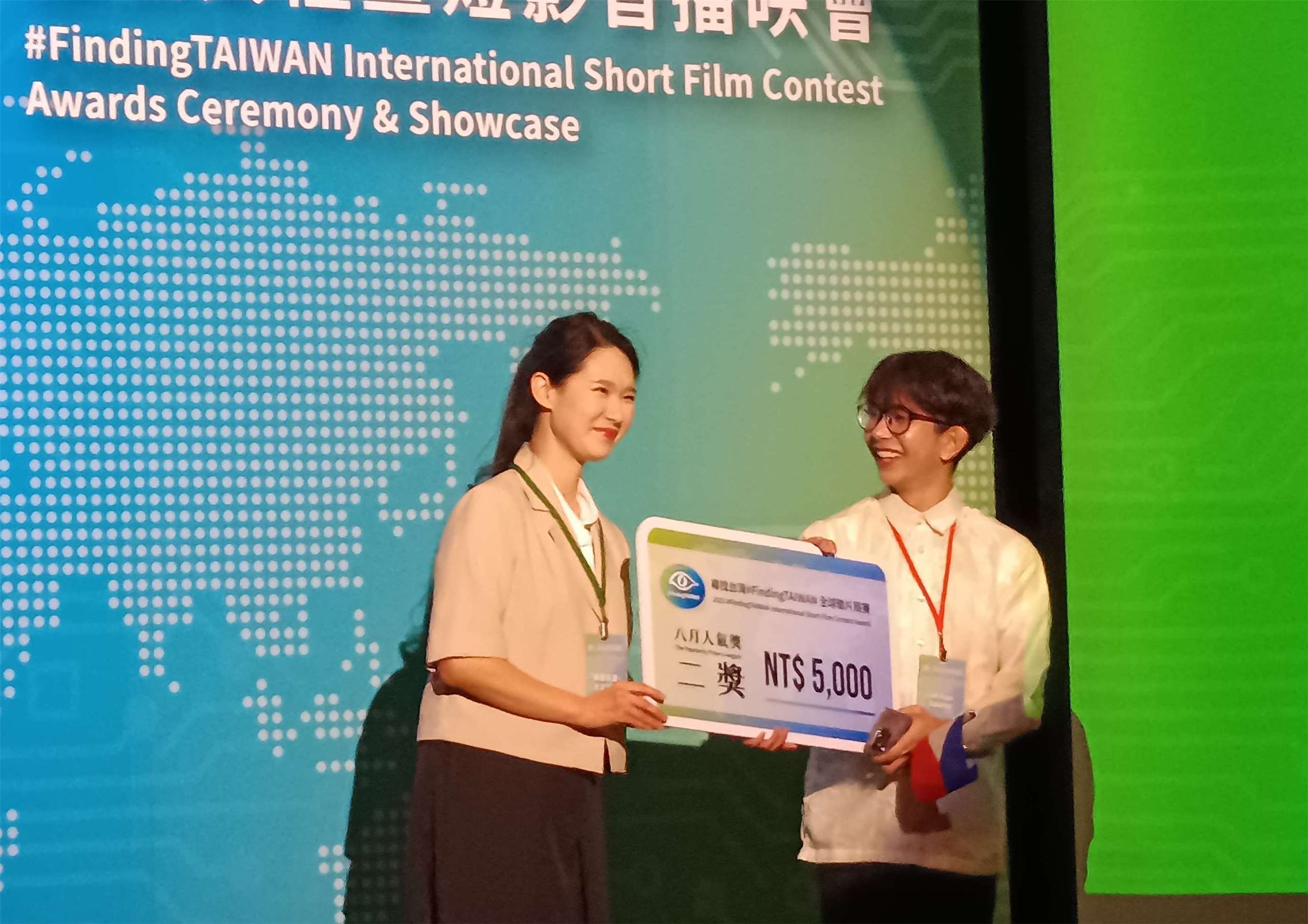 Carl Ivan Baleros saat menerima hadiah salah satu video terpopuler di media sosial