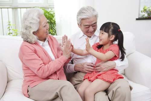 Ilustrasi lansia berinteraksi dengan anak-anak (foto: Shutterstock)