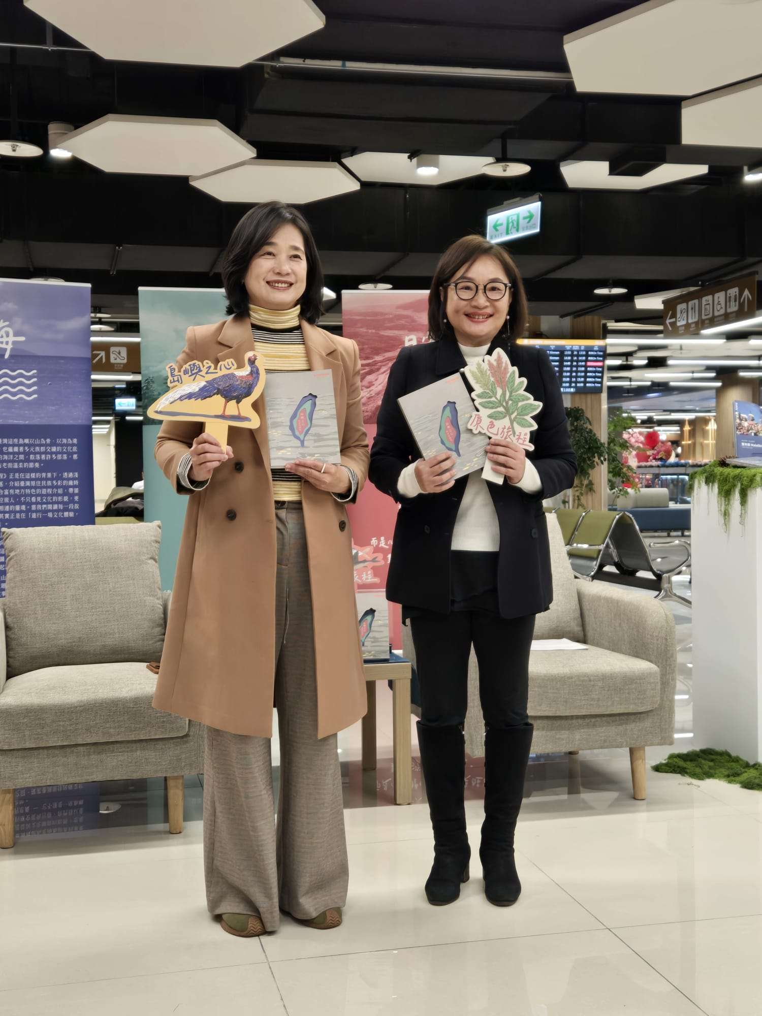 Dirjen Pariwisata Taiwan, Chen Yu-hsiu (陳玉秀 - kiri) berfoto bersama dengan Direktur Pengembangan Kawasan Pemandangan Ditjen Pariwisata, Lin Xiu-xia (林秀霞 - kanan)