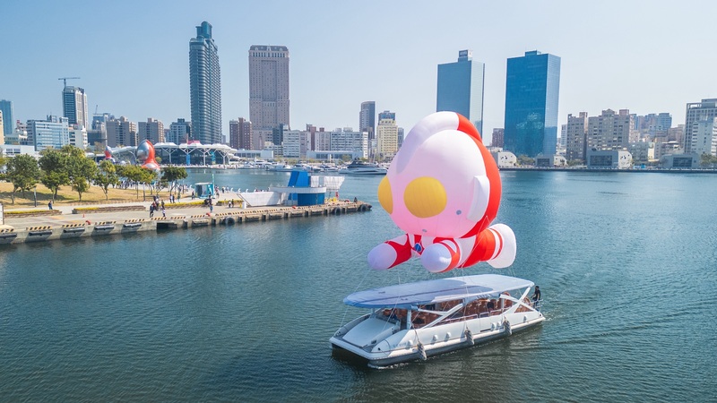 kapal panel surya dihiasi dengan Ultraman berlayar di Love River, Kaohsiung. (foto: Pemkot Kaohsiung)