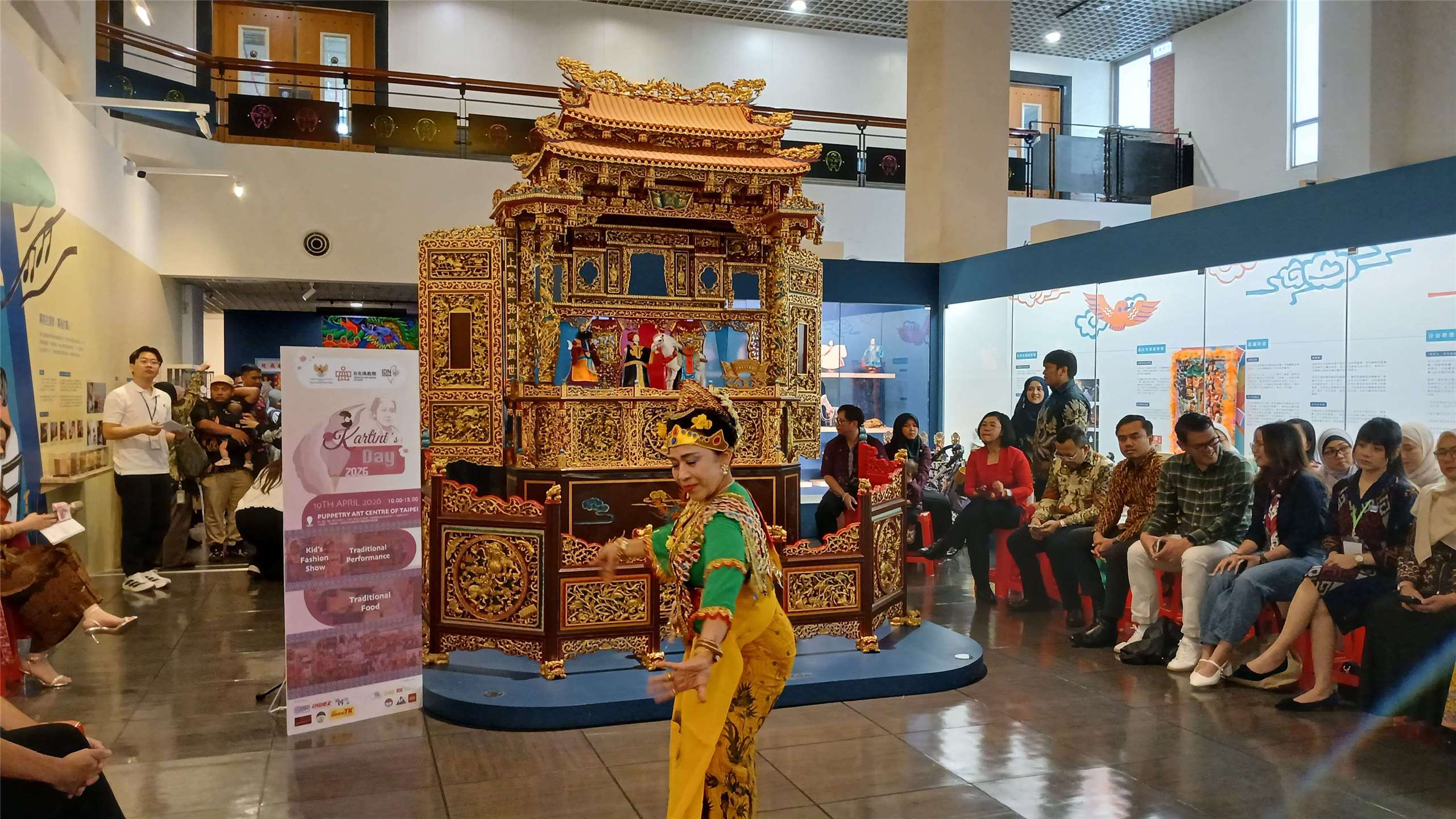 Penampilan Ari Whena dalam pertunjukkan tari di Puppetry Art Center