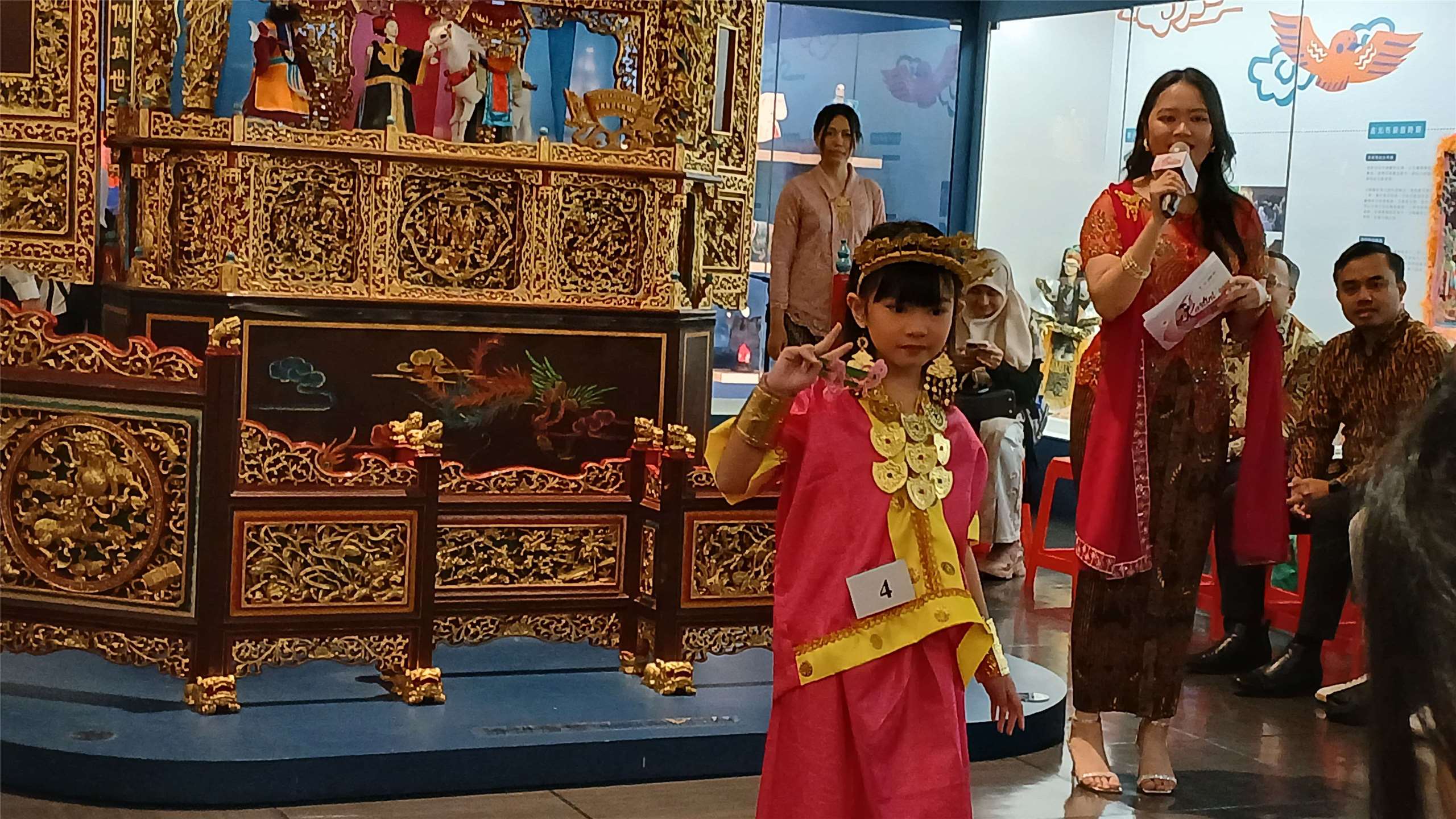 Salah satu penampilan peserta perempuan dalam peragaan busana adat anak