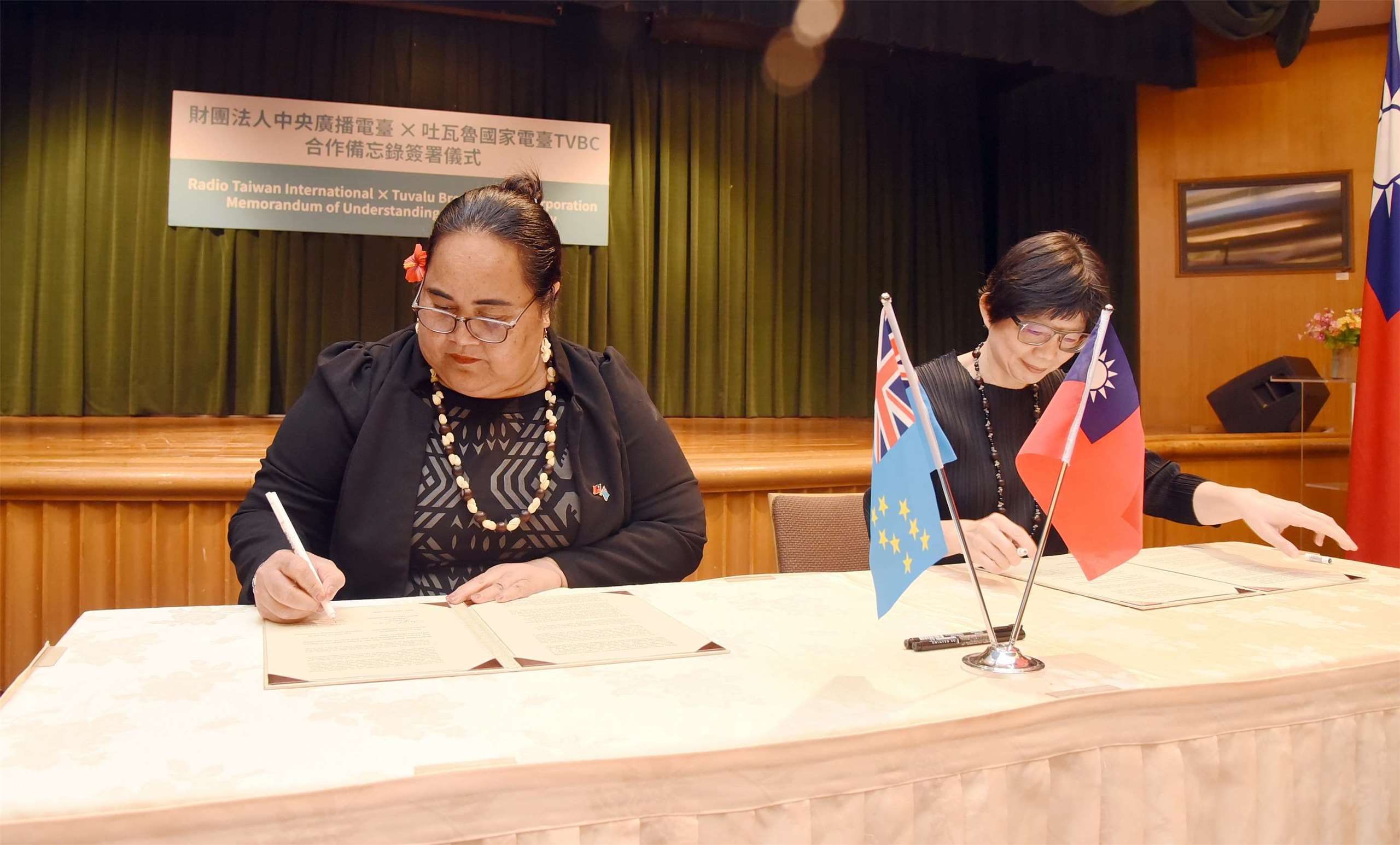 Duta Besar Tuvalu untuk Taiwan, Lily Tangisia Faavae (Kiri) & Chairperson Rti, Cheryl Lai (Kanan)