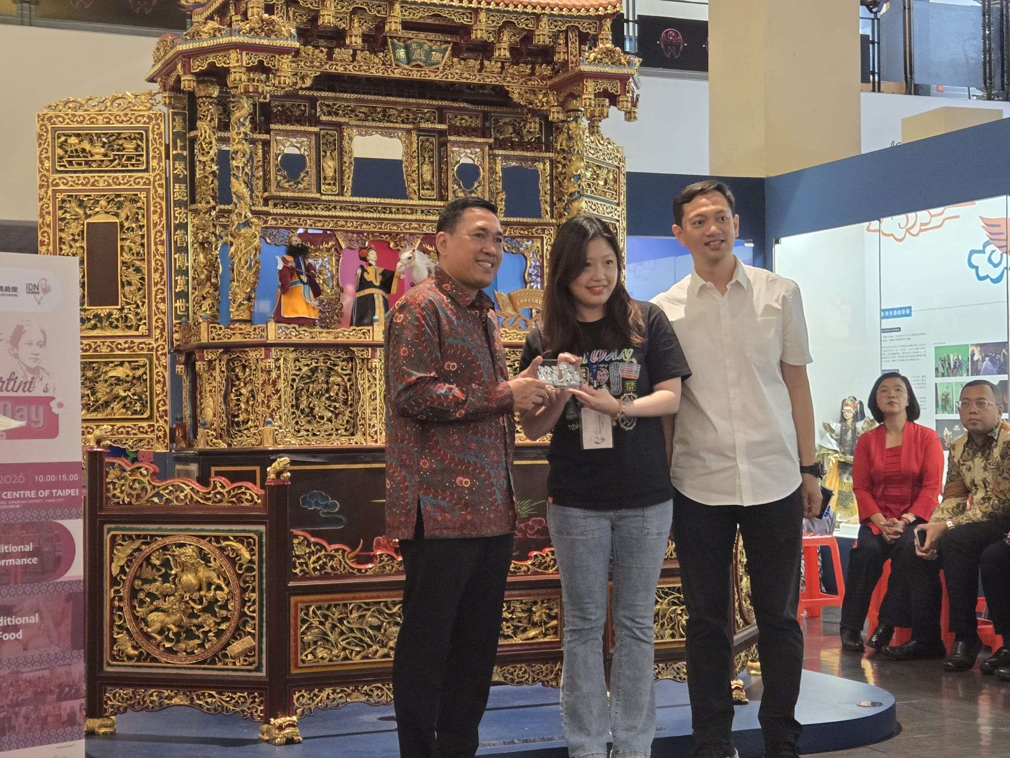 Acara pertukaran cinderamata antara KDEI Taipei (kiri), IDN Taiwan (kanan), dan perwakilan Puppetry Art Center (tengah) (foto: FA)