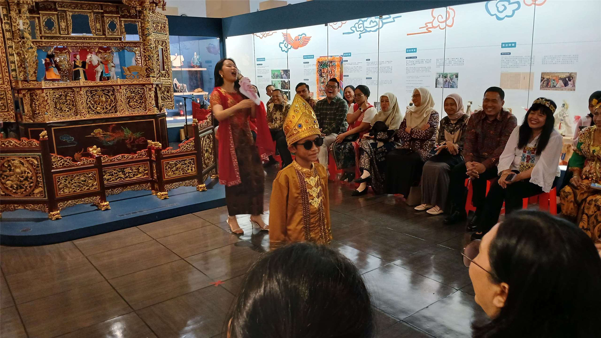 Salah satu penampilan peserta laki-laki dalam peragaan busana adat anak