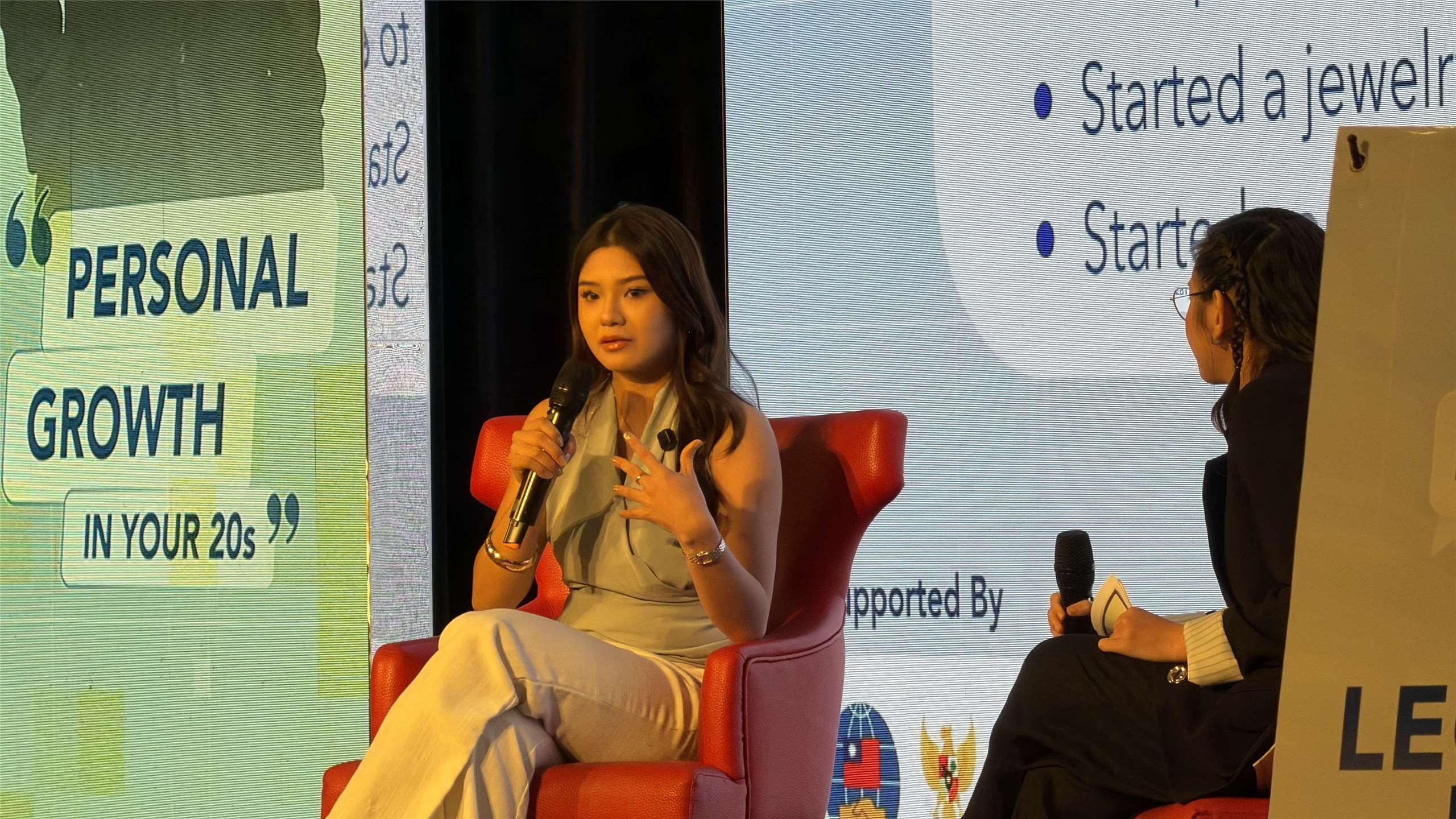 Speaker PERPITALKS 2026, Alicia Eva (kiri), & Moderator, Heni Vinesia (kanan)