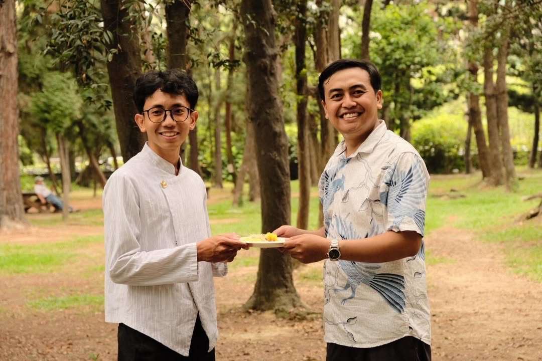 Pemberian potongan tumpeng  secara simbolis kepada perwakilan KDEI (Foto: PPI NCHU)