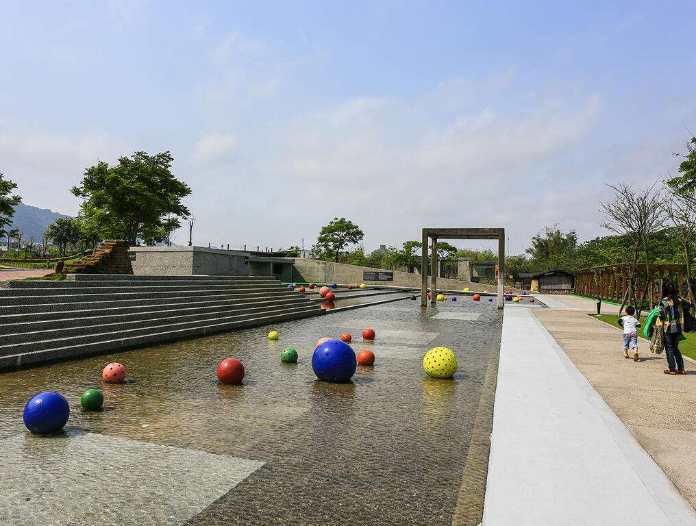 Area kolam bermain air dangkal di Museum Keramik Yingge (foto: New Taipei Travel)