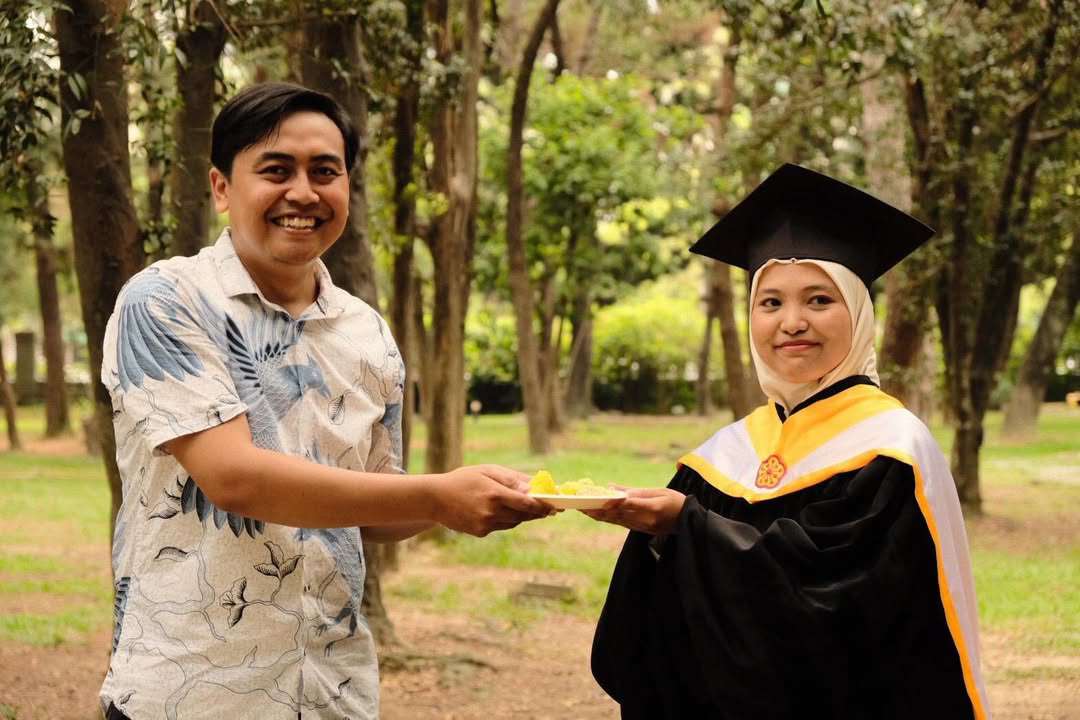 Pemberian potongan tumpeng  secara simbolis oleh Ketua PPI NCHU kepada wisudawan (Foto: PPI NCHU)