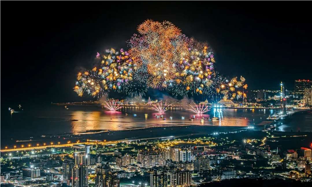 Kembang api di Dermaga Nelayan, Tamsui tahun 2025 (foto: Departemen Perikanan Kota New Taipei)