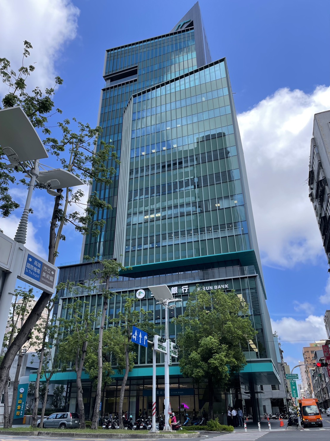 金融及び保険業は6月は1位、7月も8万8313台湾元で2位と上位となっている。写真は、南部、高雄市にある玉山銀行高雄センタービル。(写真：玉山ホールディングス提供)