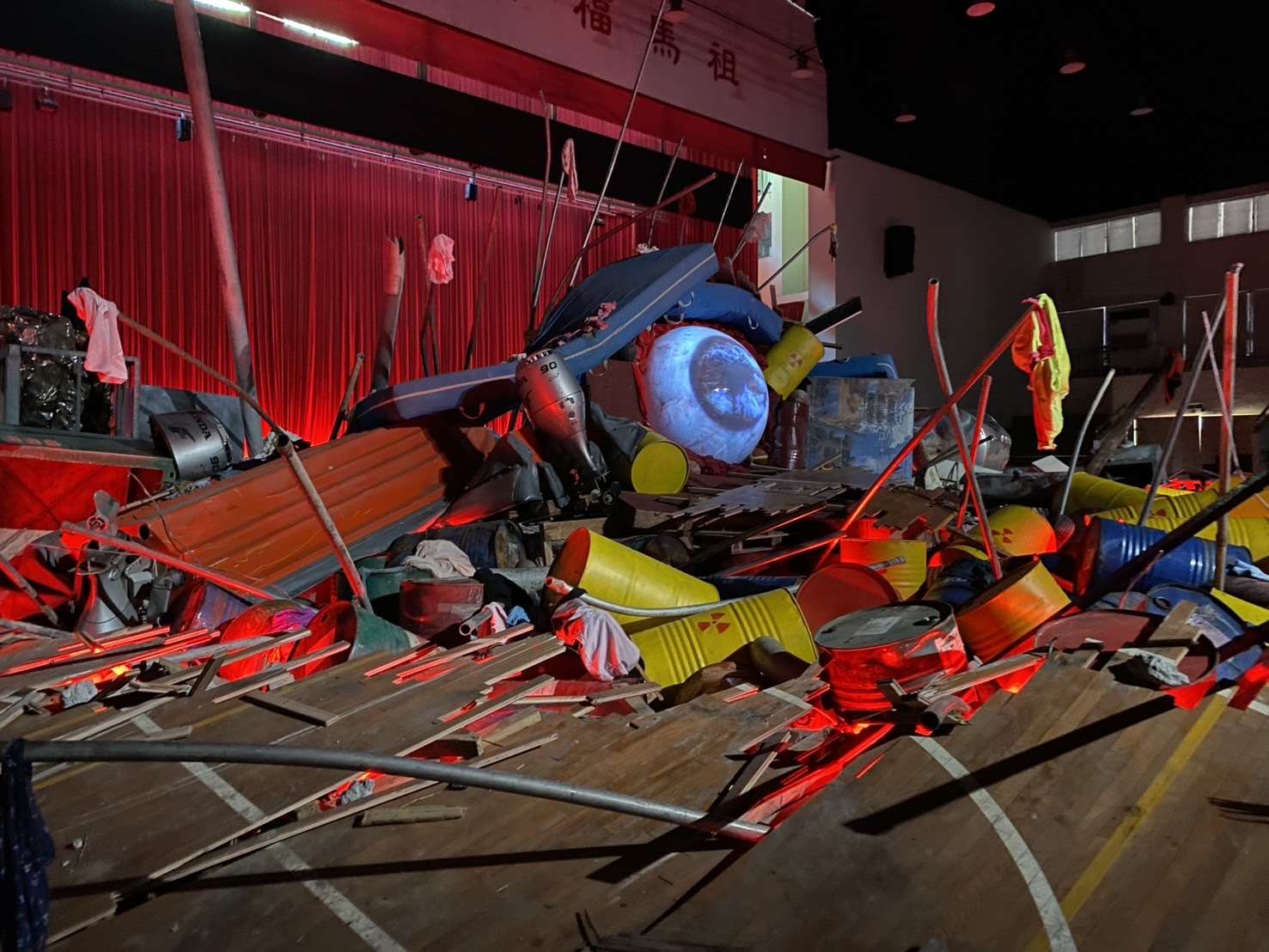 台湾の離島・馬祖で開催されている芸術祭、「馬祖ビエンナーレ」に展示されている日本の現代美術作家、柳幸典さんの作品「プロジェクト・ゴジラ―健康な島々幸福な馬祖」（Project God-zilla – Healthy Islands Happy Matsu）