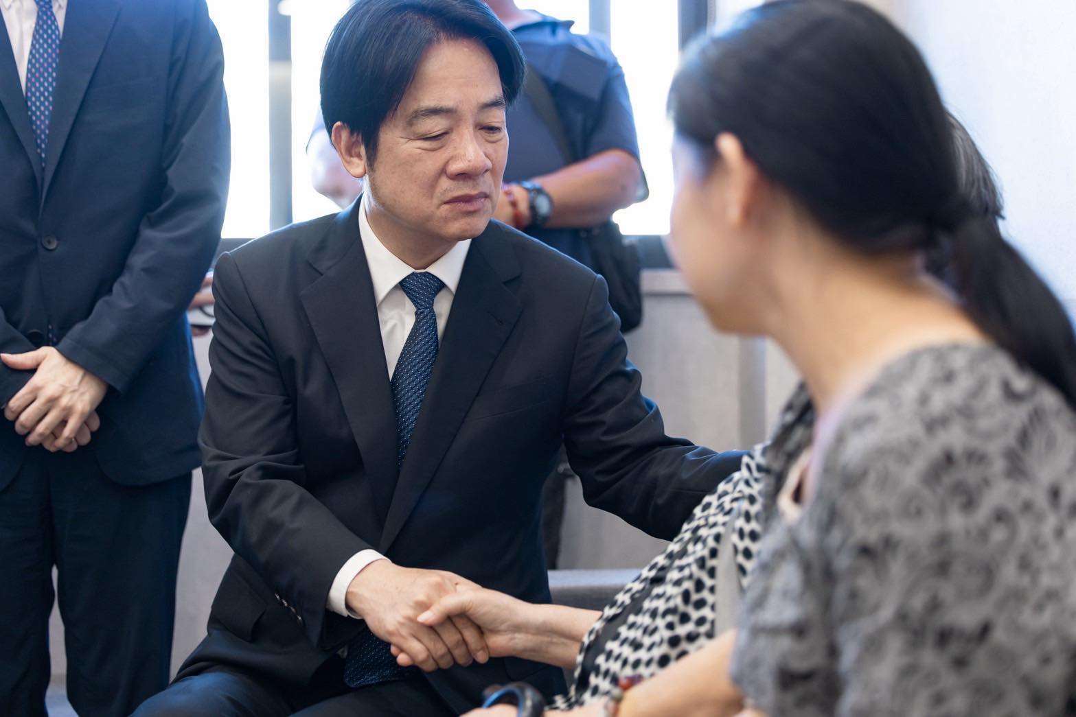 頼清徳・総統と北部・桃園市の張善政・市長が7日、東部・花蓮県光復郷での災害救助活動中に負傷し、敗血症で亡くなった桃園市の重機会社経営者、林鴻森氏の自宅の弔問所を訪れ、焼香を行い哀悼の意を表しました。桃園市は緊急措置として、遺族に対し10万台湾元（約49.7万日本円）の見舞金を支給することを決定しています。（写真：FB@chingte）