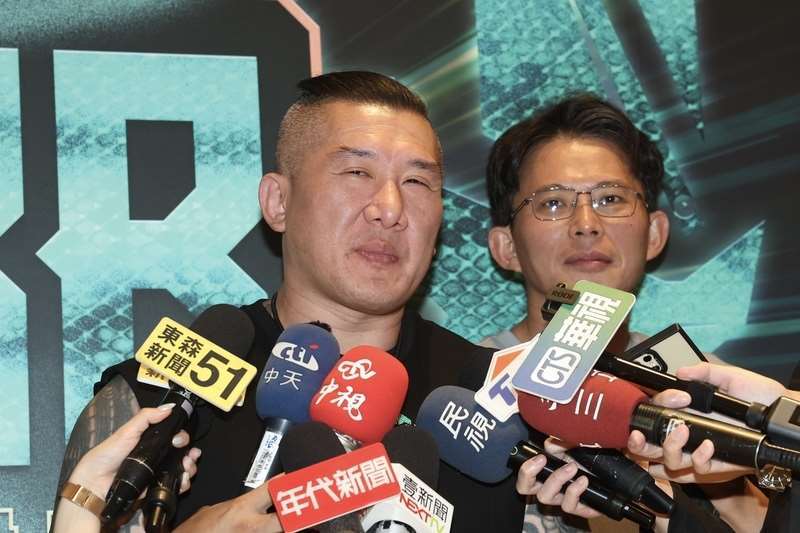 台湾の著名なインフルエンサーである、「館長」こと陳之漢氏（左）がライブ配信中に突如「総統を斬首せよ」と発言したことについて、北部・新北市地方検察署は個別に立件し、捜査を進めることにしています。（写真：資料写真／CNA） 