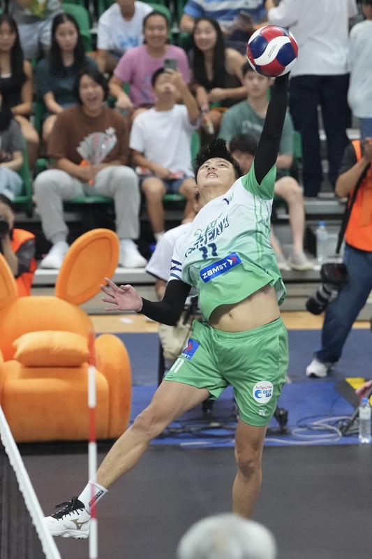 台湾において、野球、バスケットボールに次ぐ3つめのプロリーグ、男子のプロバレーボールリーグ「TPVL」が9月27日、台北市立大学天母校舎体育館で開幕した。歴史的な開幕戦、タイペイ・イーストパワー対タイチュン・ウインストリークの対戦において、ウインストリークの呉宗軒選手が記念すべき初得点をマークした。(写真：CNA)