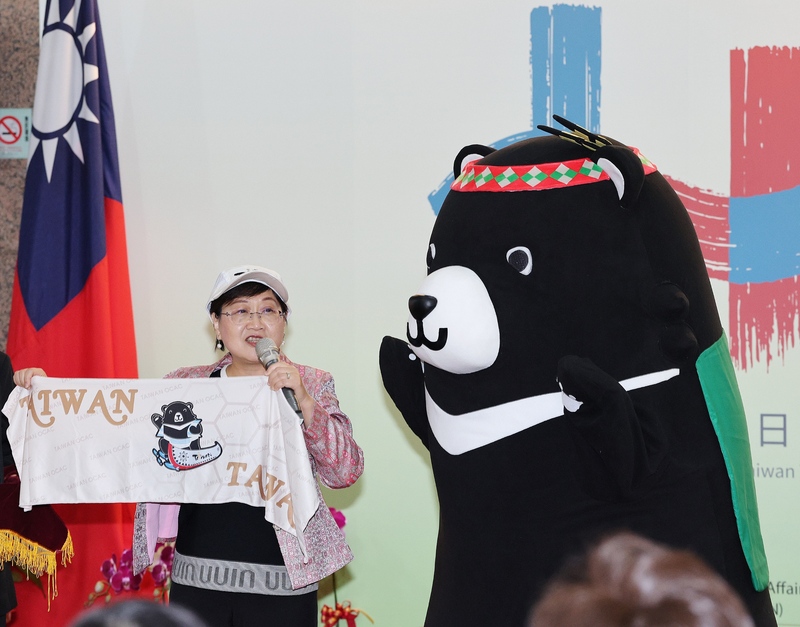 僑務委員会の徐佳青‧委員長が双十国慶節の記念品を披露した。（写真：CNA）
