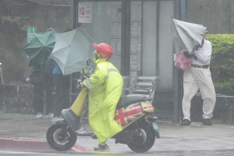 中央気象署によると、22日は東北からの季節風および台湾東方の海上にある低気圧の影響で、北部を中心に雨が降り続く見込みとなっている（写真：CNA）