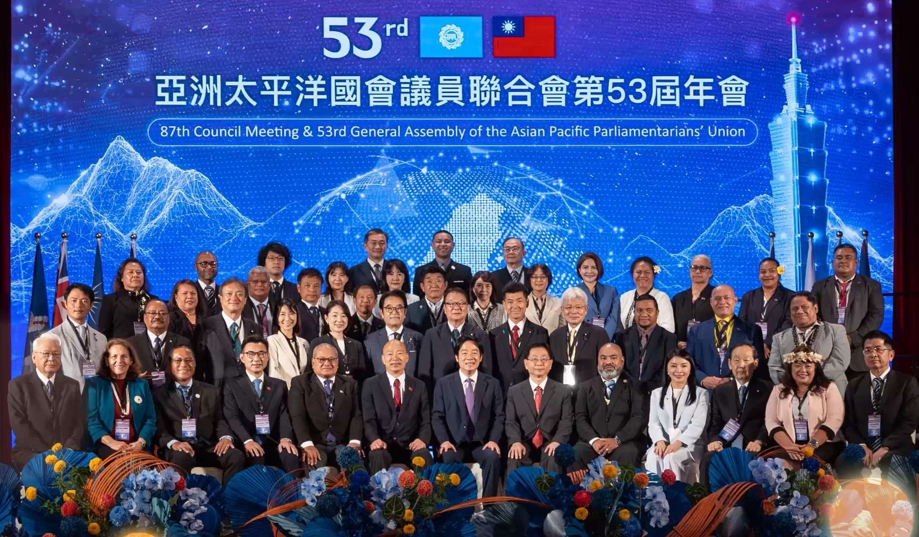 外交部（外務省）が2日、2025年の双十国慶節映像を発表しました。全長約4分半の映像は「堅韌的台湾（しなやかな台湾）」をテーマに、2024年の野球の国際大会、第3回WBSCプレミア12での台湾チームの優勝、スマートテクノロジーの発展、漢光演習、全社会防衛強靭性体制の強化、そして国際社会の台湾への支持など、台湾の成果を次々と紹介。「Team Taiwan（チーム台湾）」の栄光を世界に伝え、「台湾を世界の誇りに」というメッセージを発信しています。（写真：外交部のYouTubeチャンネルより）