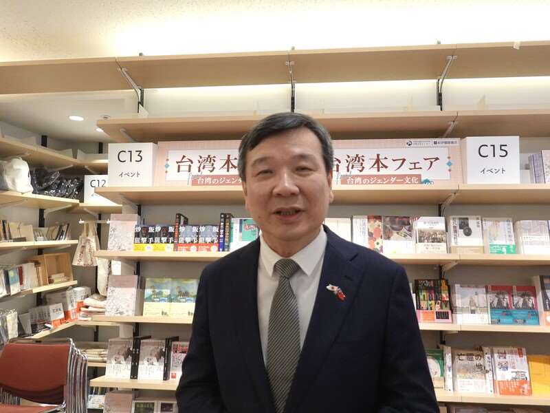 台北駐日経済文化代表処の李逸洋・駐日代表は6日、紀伊國屋書店 新宿本店で開催されている「台湾本フェア feat. 台湾のジェンダー文化+α」開幕式出席後に、自民党の新総裁に選ばれた高市早苗氏についての見解を述べ、「台湾と日本の関係はますます良くなっていくだろう」と述べた。（写真：Rti）