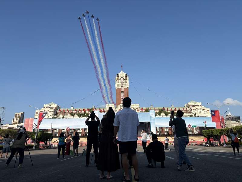 双十国慶節】祝賀大会の航空演習実施、雷虎小組が総統府上空を彩る