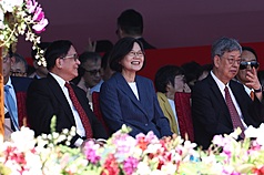 蔡英文・前総統、陳水扁・元総統は双十国慶節祝賀大会に出席し、並んで着席。（写真：CNA）