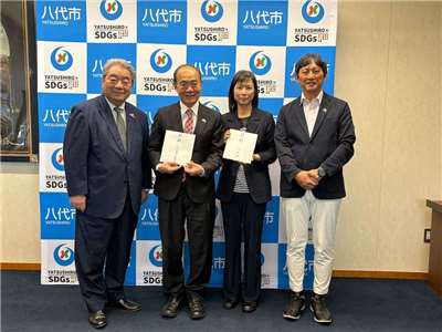 日本の熊本県八代市で18日、第38回八代全国花火競技大会、ならびに9月23日に台湾東部・花蓮県で発生した洪水災害への義援金贈呈式が行われ、台北駐大阪経済文化弁事処福岡分処の陳銘俊処長夫妻が招かれ出席した（写真左から八代商工会議所・竹永淳一会頭、台北駐大阪経済文化弁事処福岡分処・陳銘俊処長、鄭静敏処長夫人、八代市・小野泰輔市長）