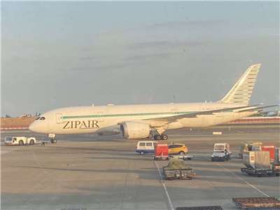 日本航空（JAL）が100％出資する国際線の中長距離を担うLCC（格安航空会社）「ZIPAIR（ジップエア）」は、8日午前6時20分、台北—東京路線に初就航しました。ZIPAIRによりますと、これは台湾の旅行会社と初めて提携して運航するチャーター便であり、同社にとって台湾市場への初進出となる記念すべきフライトです。（写真：易飛旅遊 ezflyのFBより）