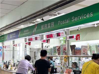 台湾の中華郵政は、アメリカの関税措置に対応するため、8月26日からアメリカ宛ての商品類の郵便の取り扱いを一時停止していましたが、1日から条件付きで再開しました。100ドル（約3070台湾元）以下の非商業性の贈答品と書籍は対象となります。（写真：CNA）