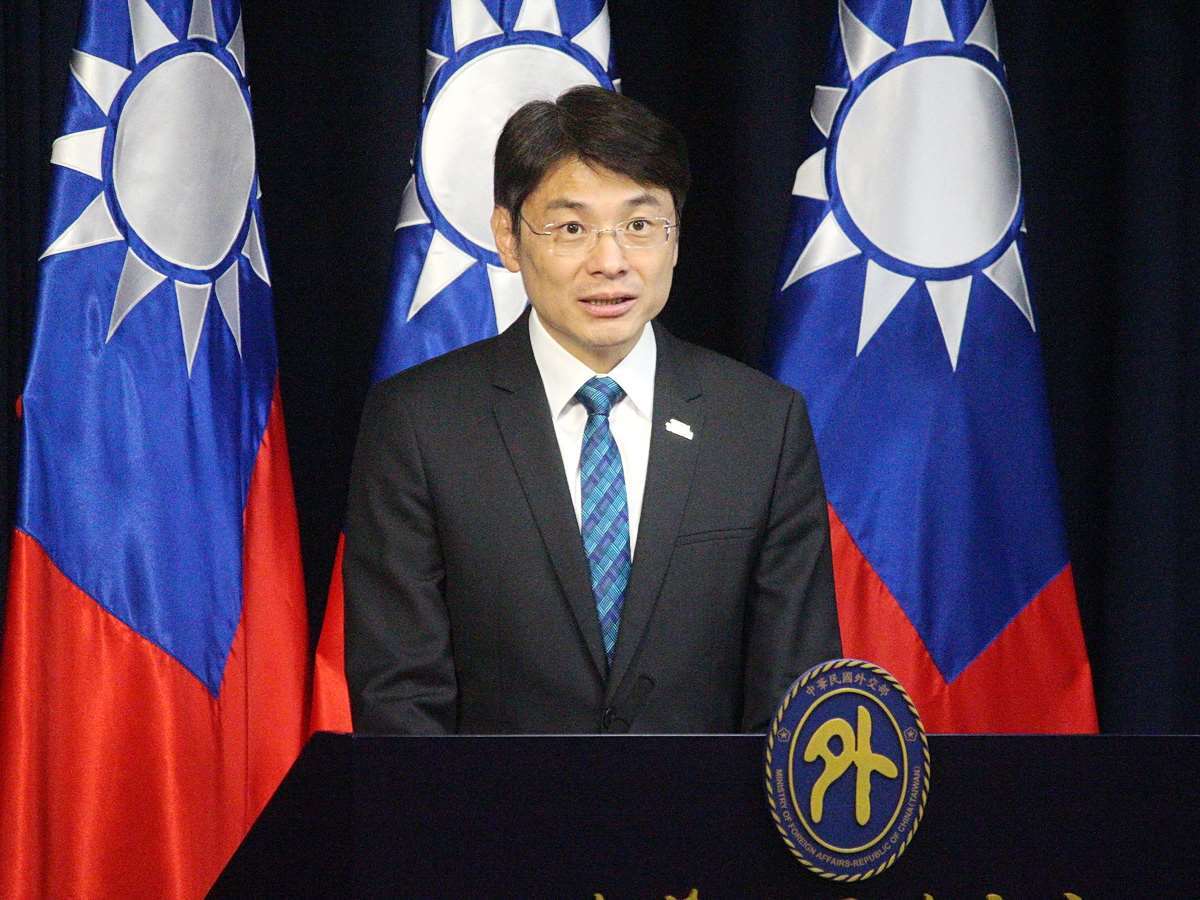 中国の駐日外交官による「斬首」発言が波紋を呼んでいます。これについて外交部（外務省）の蕭光偉・報道官は11日、メディアの取材に対し、「他者や他国を尊重することは、すなわち自分自身を尊重することだ」と述べ、このような「戦狼」的な言動は中国の恣意的で横暴な覇権主義的態度を浮き彫りにするものであり、国家のイメージを傷つけるだけだと批判しました。（写真：Rti王照坤）