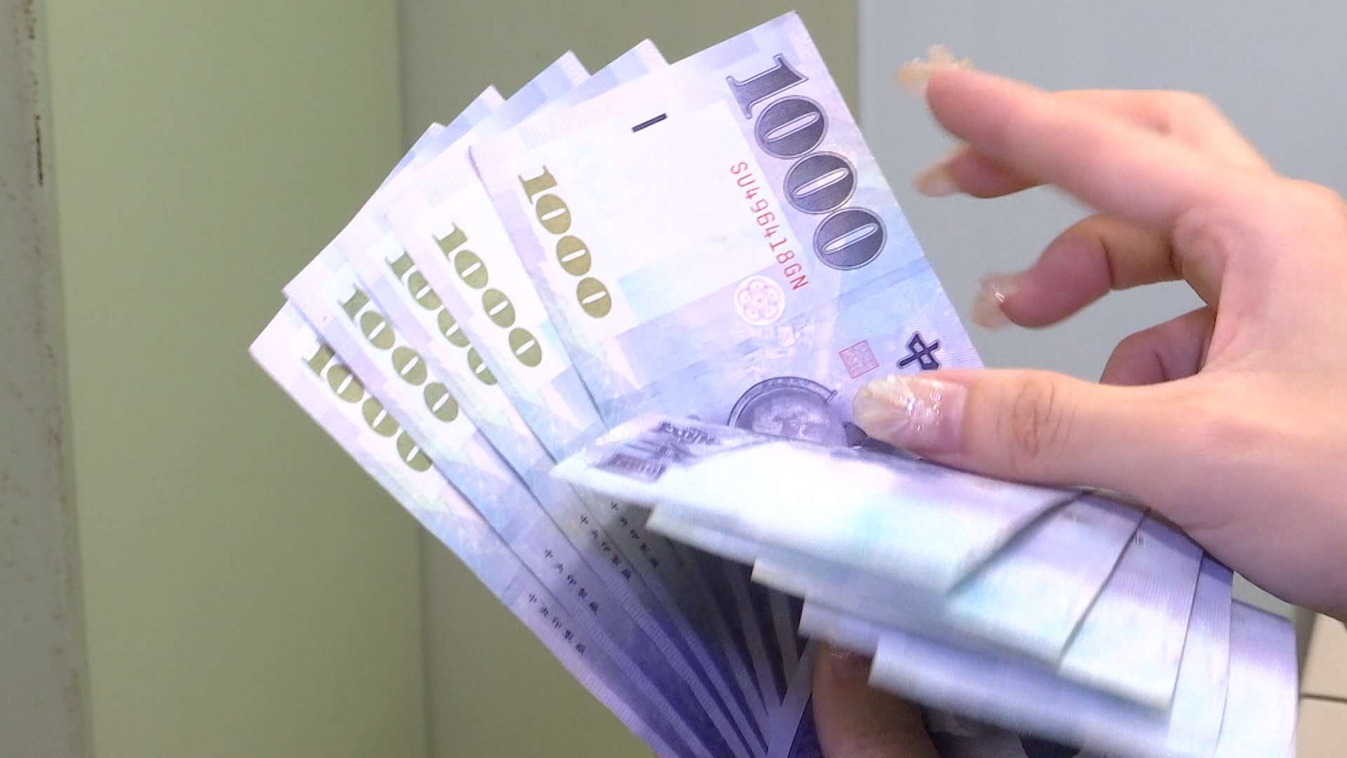 国民および一部の在留外国人などに対する「現金1万元（日本円でおよそ5万円）給付」の口座振り込み登録が5日から始まった。早ければ来週11日火曜日の午後6時には入金される。（写真：Rti）