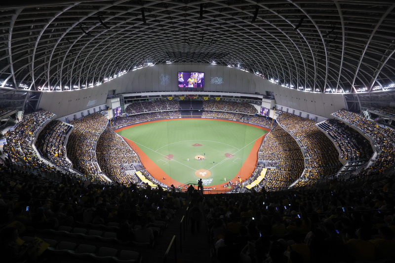 台湾プロ野球は今シーズン、レギュラーシーズン360試合で延べ373万4429人を集め、1試合平均は10373人と過去最高だった2024年から34.99％アップし、1万人の大台を上回った。プレーオフ、台湾シリーズも観客動員は好調で、台北ドームで行われた第1戦から第3戦は延べ11万7000人のファンを集めた。写真は4万人大入りとなった10月18日の第1戦。(写真：CNA)