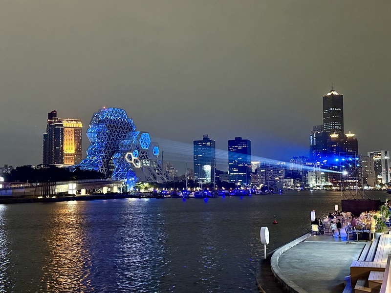 台湾を代表する港があり、かつては工業都市のイメージがあった高雄だが、近年、自治体の努力もあり、市民にとって住みやすくなっただけでなく、観光客にとっても、魅力あふれる都市に生まれ変わった。台湾旅行を計画中の方は、次回、高雄に降り立ってみてはいかがだろうか。写真は11月18日、韓国のアイドルグループ「TWICE」のコンサート開催を記念し、ライトアップされた街並み。(写真：CNA)