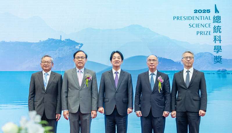 賴清徳・総統は11日、「2025年総統科学賞」の授賞式であいさつし、台湾が強固な科学研究の基盤と豊かな研究開発能力を持っているとし、政府は今後も人材育成と研究環境の整備に力を入れ、向こう30年のうちに物理、化学、医学の3分野で少なくとも3人のノーベル賞受賞者を輩出するよう努力すると述べました。（写真：総統府）