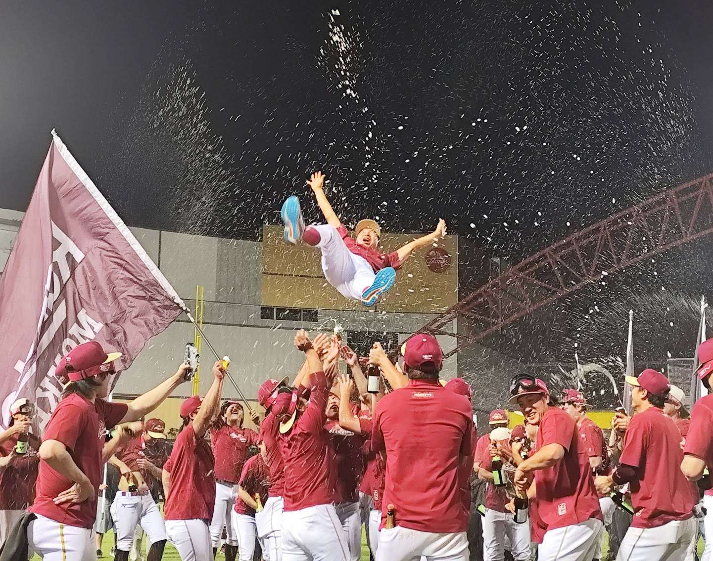 10月27日、台湾プロ野球の台湾シリーズ第5戦は、中部・台中市の台中インターコンチネンタル球場で行われ、3勝1敗と王手をかけていた楽天は延長11回の末、9-7で中信に勝利。楽天グループが親会社となってからは初、前身のチームを含めると6年ぶり8度目となる台湾王者に輝いた。写真は胴上げされる古久保健二監督。(写真：Rti)