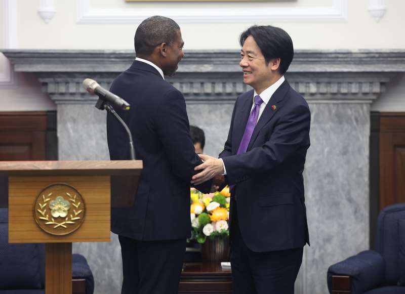 頼清德・総統（右）は14日、セントクリストファー・ネイビスのドリュー首相（左）の表敬訪問を受け、両国が今後も密接な交流を通じて世界に多くの貢献をもたらすことへの期待を示した。
（写真：Rti）