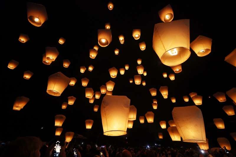 在来線・台湾鉄道は、北部・新北市瑞芳区にあるローカル線、平渓線の十分、菁桐、平渓の3つの駅周辺の線路で天灯（スカイランタン）上げを行うことについて、早ければ今月29日から試験的に開放する方向で検討しています。（写真：資料写真／CNA）