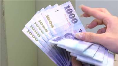 国民および一部の在留外国人などに対する「現金1万元（日本円でおよそ5万円）給付」の口座振り込み登録が5日から始まった。早ければ来週11日火曜日の午後6時には入金される。（写真：Rti）