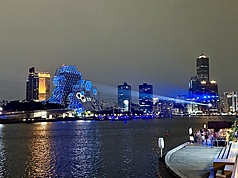 台湾を代表する港があり、かつては工業都市のイメージがあった高雄だが、近年、自治体の努力もあり、市民にとって住みやすくなっただけでなく、観光客にとっても、魅力あふれる都市に生まれ変わった。台湾旅行を計画中の方は、次回、高雄に降り立ってみてはいかがだろうか。写真は11月18日、韓国のアイドルグループ「TWICE」のコンサート開催を記念し、ライトアップされた街並み。(写真：CNA)
