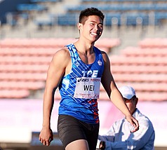 11月15日から日本の東京で開催されている聴覚障害者のための世界規模の総合スポーツ大会「東京2025デフリンピック」の陸上男子十種競技で、台湾の危宇澤選手が銀メダルを獲得した。危選手は初日の走り幅跳びで負傷も、トレーナーの懸命の治療もあり、2日目も全種目に出場、1500メートルではトップでゴールするなど高いパフォーマンスを発揮し、5985点で銀メダルを獲得した。同種目での台湾勢のメダルは16年ぶり。（写真：運動部提供、CNA）