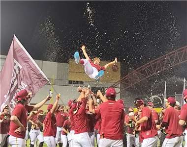 10月27日、台湾プロ野球の台湾シリーズ第5戦は、中部・台中市の台中インターコンチネンタル球場で行われ、3勝1敗と王手をかけていた楽天は延長11回の末、9-7で中信に勝利。楽天グループが親会社となってからは初、前身のチームを含めると6年ぶり8度目となる台湾王者に輝いた。写真は胴上げされる古久保健二監督。(写真：Rti)