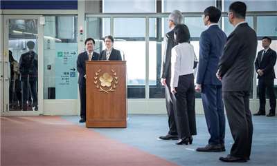 蕭美琴・副総統は、ヨーロッパ歴訪を終えて9日早朝、飛行機で帰国しました。蕭・副総統は、台湾北部の空の玄関口である、桃園国際空港の国賓ゲートで談話を発表し、台湾の国際的な立場は依然として厳しいものの、決して退くことはないと述べました。蕭・副総統は「台湾の人々も世界の市民と同じように、国際社会に参加する機会を持つべきだ」と強調しました。（写真：総統府）