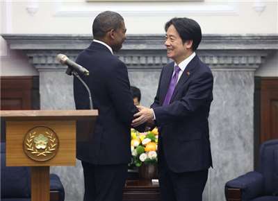 頼清德・総統（右）は14日、セントクリストファー・ネイビスのドリュー首相（左）の表敬訪問を受け、両国が今後も密接な交流を通じて世界に多くの貢献をもたらすことへの期待を示した。
（写真：Rti）