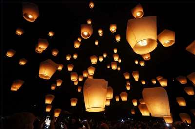 在来線・台湾鉄道は、北部・新北市瑞芳区にあるローカル線、平渓線の十分、菁桐、平渓の3つの駅周辺の線路で天灯（スカイランタン）上げを行うことについて、早ければ今月29日から試験的に開放する方向で検討しています。（写真：資料写真／CNA）