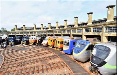 台湾中部にある在来線・台湾鉄道の彰化扇形車庫が修復を終え、再び一般公開されています。登録方法や案内表示などが新しくなり、訪れる人がより安心して見学できるようになりました。今回の改修では、入場時にスマートフォンやタブレットでバーコードを読み取り、オンラインで見学者情報を登録する方式に変わりました。（写真：彰化県）
