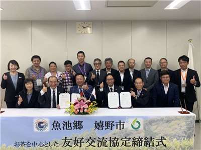台北駐大阪経済文化弁事処福岡分処の努力のもと、10月、佐賀県嬉野市と嘉義県竹崎郷が友好交流協定を結んだのに続き、今月7日、南投県魚池郷も嬉野市と友好交流協定を締結しました。（写真：台北駐大阪経済文化弁事処福岡分処提供）