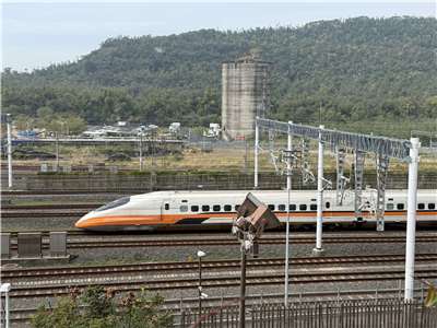 台湾高速鉄道は、ほかの乗客の権益を確保するため、11月10日から指定席の乗車券を持って予定より早い列車に乗るという「早乗りの柔軟措置」を廃止するとともに、今後はきっぷに記載された乗車時間より一時間以上早い列車に乗る場合、規定に従って乗車変更（きっぷの変更手続き）を行うことを義務付けると発表しました。（写真：Rti王淑卿）